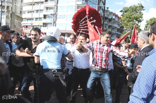 Antalya’da CHP’liler Polis Barikatını Aşıp Törene Katıldı