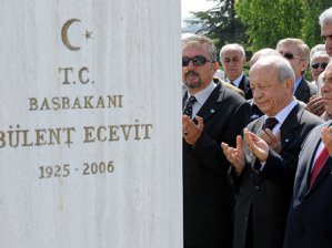 Ecevit Mezarı Başında Anıldı