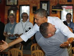 Pizzacı Obama’yı böyle kucakladı-Video