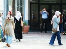 Türban düşmanı profesöre 2 yıl hapis