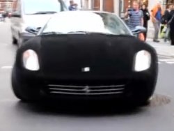 Ferrari’sini siyah renkli kadife ile kaplattı – izle